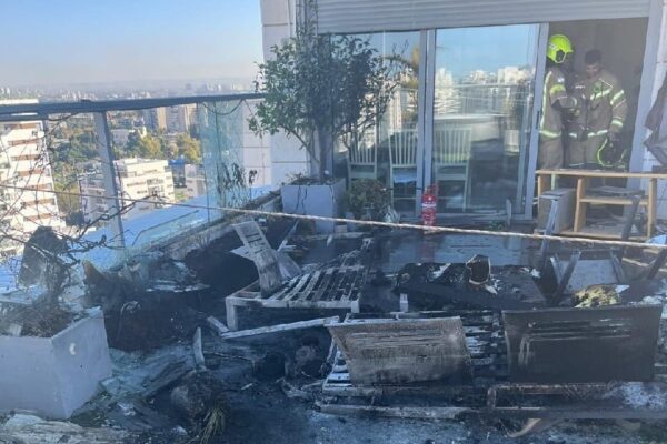 זירת הפגיעה בבנין ביבנה (צילום: כב"א)