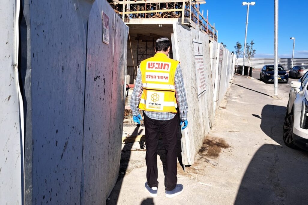 צוותי רפואה של איחוד הצלה באתר הבניה בו נפצע פועל ן 55 (צילום: איחוד הצלה סניף לביא-בית שמש) צוותי רפואה של איחוד הצלה באתר הבניה בו נפצע פועל ן 55 (צילום: איחוד הצלה סניף לביא-בית שמש)