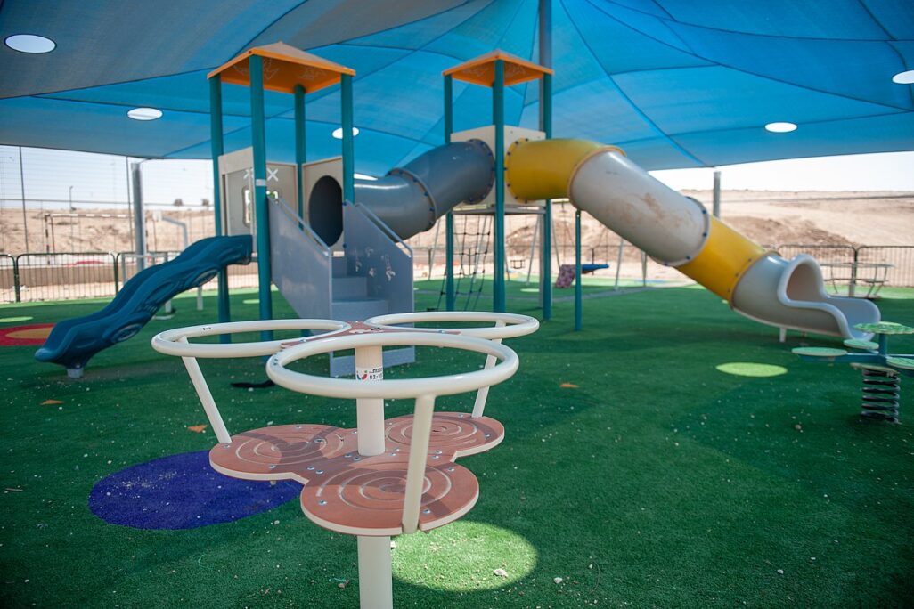 גן משחקים באבו קרינאת (צילום: ויקימדיה/ ערן שלמה) גן משחקים באבו קרינאת (צילום: ויקימדיה/ ערן שלמה)
