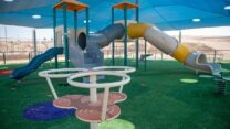 גן משחקים באבו קרינאת (צילום: ויקימדיה/ ערן שלמה)