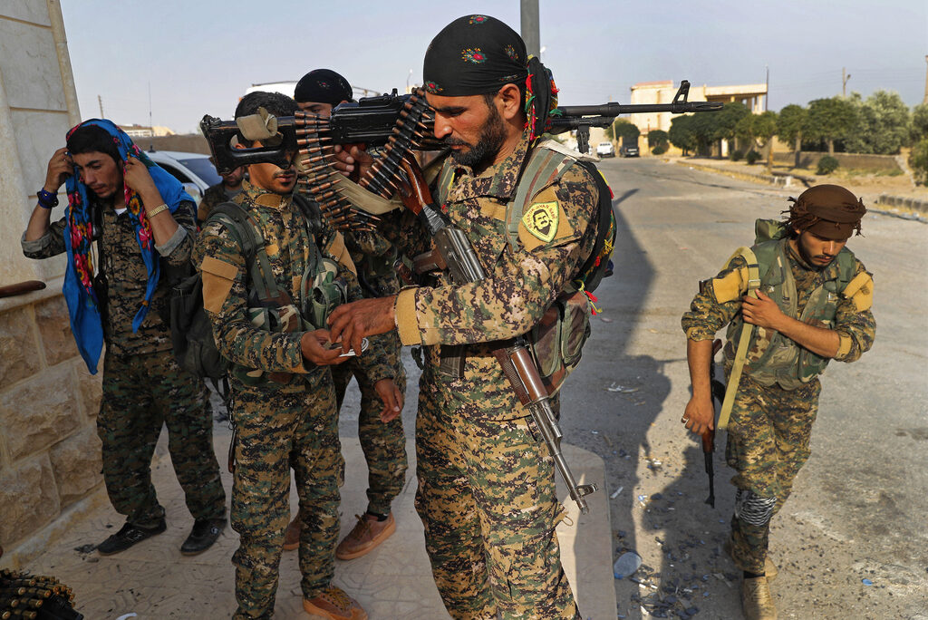 כוחות SDF בסוריה (צילום ארכיון: AP Photo/Hussein Malla, File) כוחות SDF בסוריה (צילום ארכיון: AP Photo/Hussein Malla, File)