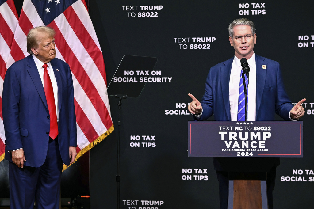 סקוט בסנט, לצד טראמפ (צילום: AP Photo/Matt Kelley, File)