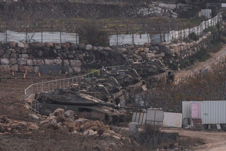 טנקים ישראלים בגבול סוריה לאחר נפילת משטר אסד (צילום: AP)