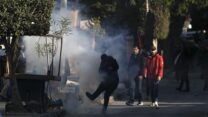 עימותים בין מנגנוני הביטחון הפלסטיניים לצעירים פלסטינים במחנה ג'נין (צילום: AP Photo/Majdi Mohammed)