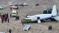 זירת התרסקות המטוס בקזחסטן (צילום: AP Photo/Azamat Sarsenbayev)