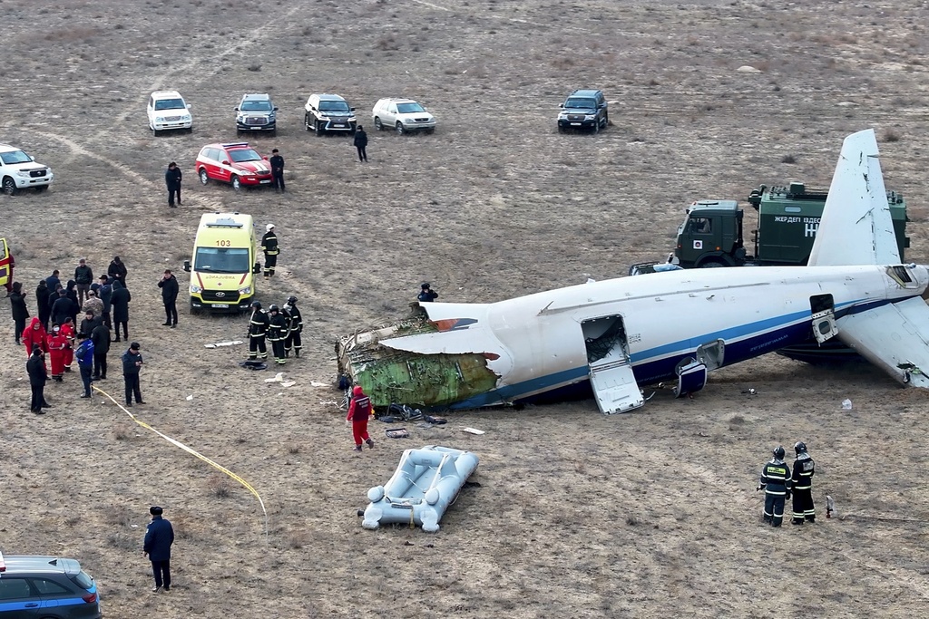 זירת התרסקות המטוס בקזחסטן (צילום: AP Photo/Azamat Sarsenbayev)
