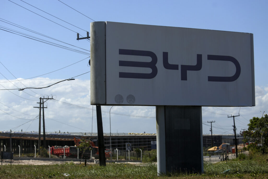 שלט של חברת BYD, סמוך למשרדיה (צילום אילוסטרציה: AP Photo/Raphael Muller) שלט של חברת BYD, סמוך למשרדיה (צילום אילוסטרציה: AP Photo/Raphael Muller)