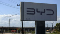 שלט של חברת BYD, סמוך למשרדיה (צילום אילוסטרציה: AP Photo/Raphael Muller)