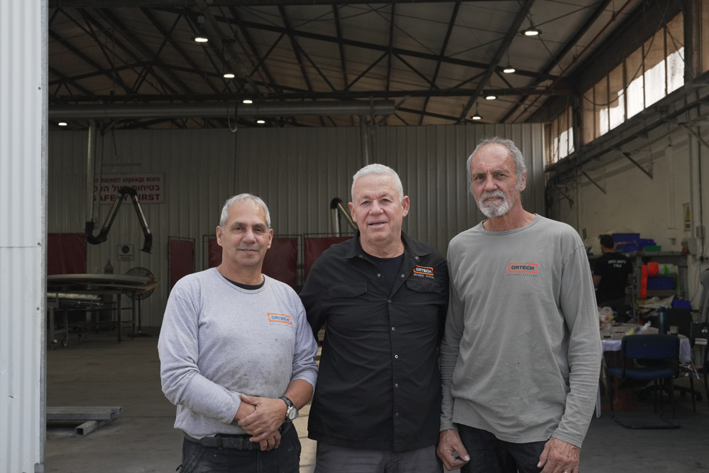 דניאל בילדוסולה (מימין), בעלי המפעל רן נאור ודורון בלאיש (צילום: סוניה גרשפט)