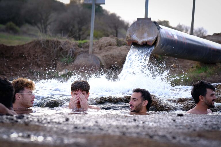 חברים במאגר בנטל. "אימא אמרה שאולי קצת מסוכן עכשיו בגלל סוריה, אבל זה יותר בטוח מכל גבול" (צילום: דוד טברסקי)