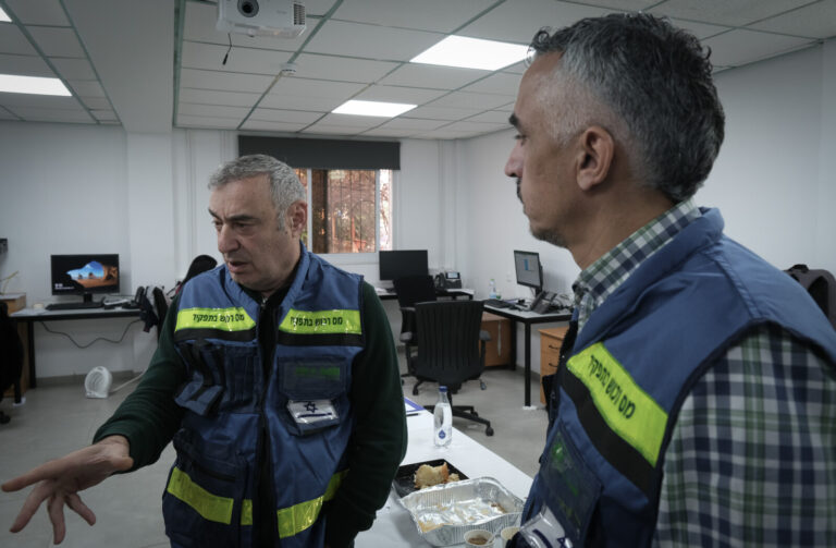 ואדים אבנשטיין, מנהל מוקד ראשי הגליל המזרחי והגולן של מס רכוש (משמאל), וסגנו מימון עזמי (מימין). "לא רק חזרה לבתים – חזרה לבתים נורמליים" (צילום: דוד טברסקי)