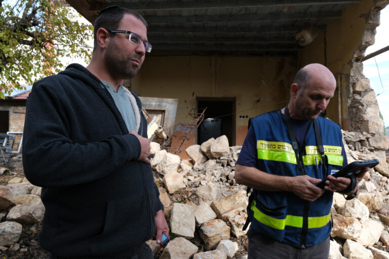 נציג מס רכוש ישראל קמפל (מימין) והשמאי יעקב זילברמן (משמאל). "הרבה מהעבודה זה לדבר עם הבן אדם, לתת לו את הרגשה שאתה איתו" (צילום: דוד טברסקי)