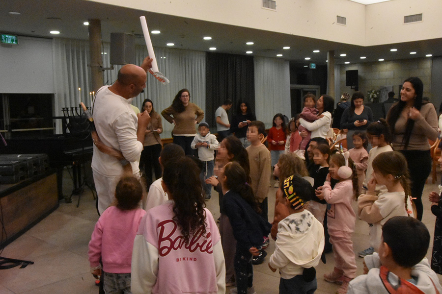 פעילות לילדים של 'העוגן למשפחות המילואים' בראשון לציון (צילום: הדס יום טוב)