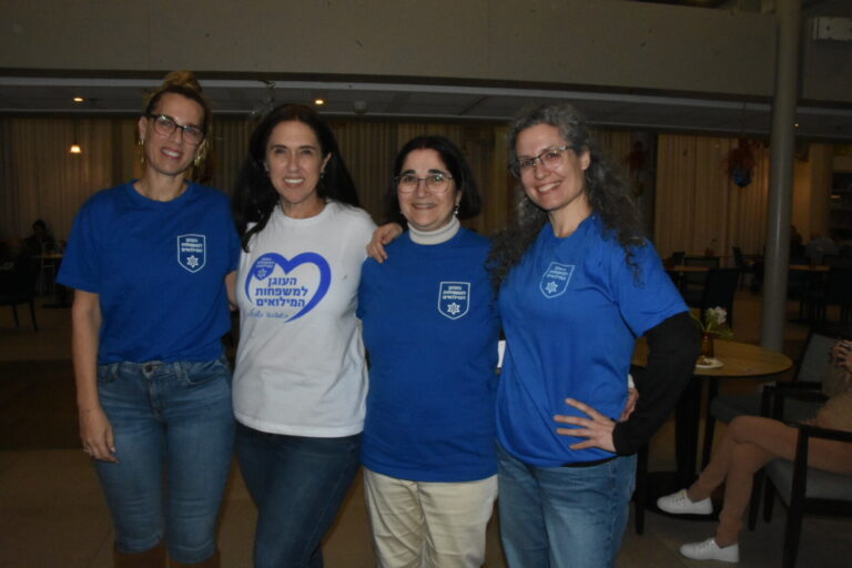 מתנדבות 'עוגן למשרתי המילואים'. "לפעמים קשה להבין כמה זה קשה לנהל משק בית בלי שותף" (צילום: הדס יום טוב)