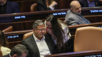 טלי גוטליב (מימין) ואיתמר בן גביר בהצבעה על תקציב המדינה לשנת 2025 במליאת הכנסת (צילום: נועם מושקוביץ / דני שם טוב, דוברות הכנסת)