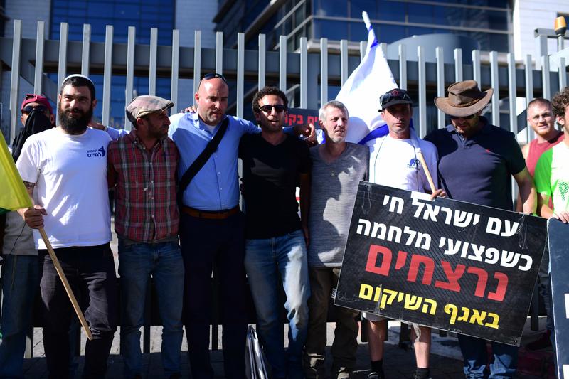 מפגינים מול אגף השיקום בפתח תקווה (צילום: תומר נויברג/פלאש 90) מפגינים מול אגף השיקום בפתח תקווה (צילום: תומר נויברג/פלאש 90)