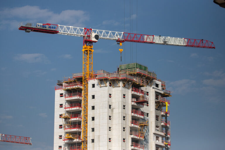 מנוף באתר בנייה. חברות הבנייה הזרות הפועלות בישראל מאז שנת 2015 מורשות להביא עובדים זרים גם ללא הסכמים בילטראליים (צילום ארכיון: יוסי אלוני, פלאש90)