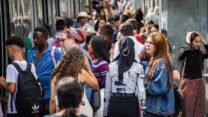 ישראלים בסמוך לרכבת הקלה במרכז ירושלים(צילום אילוסטרציה: אוליבר פיטוסי \ פלאש 90)