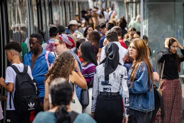 ישראלים בסמוך לרכבת הקלה במרכז ירושלים(צילום אילוסטרציה: אוליבר פיטוסי \ פלאש 90)