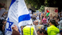 מפגינים נגד המלחמה באוניברסיטה העברית, ומולם מפגינים מניפים דגלי ישראל (צילום: יונתן זינדל/פלאש 90)