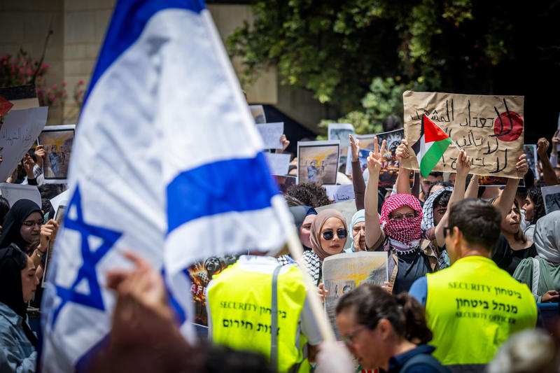 מפגינים נגד המלחמה באוניברסיטה העברית, ומולם מפגינים מניפים דגלי ישראל (צילום: יונתן זינדל/פלאש 90) מפגינים נגד המלחמה באוניברסיטה העברית, ומולם מפגינים מניפים דגלי ישראל (צילום: יונתן זינדל/פלאש 90)
