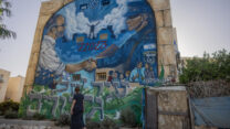 ציור קיר לזכר אירועי 7 באוקטובר בשכונת מישור הגפן באופקים (צילום: חיים גולדברג/פלאש90)