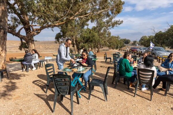 ישראלים יושבים בעגלת קפה בנגב, נובמבר 2024 (צילום: יוסי אלוני/פלאש90)