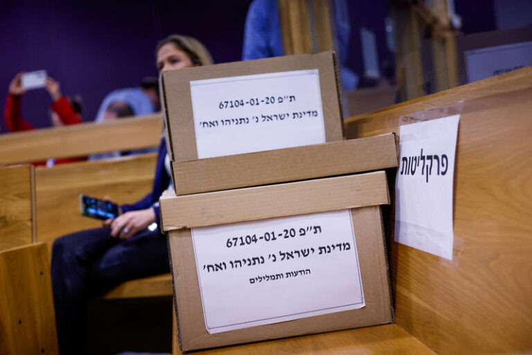 ארגזי חומרי חקירה באולם בית המשפט המחוזי בתל אביב לקראת עדותו של ראש הממשלה בנימין נתניהו במשפטו (צילום: חיים גולדברג / פלאש 90)
