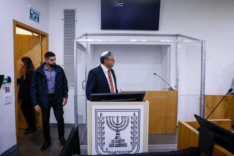 השר לביטחון לאומי איתמר בן גביר ליד תא הנאשמים באולם בית המשפט המחוזי בתל אביב בו יעיד ראש הממשלה בנימין נתניהו במשפטו (חיים גולדברג / פלאש 90)