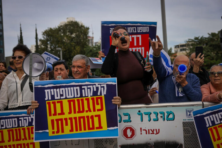 תומכי נתניהו מפגינים מחוץ לאולם בית המשפט המחוזי בתל אביב לקראת עדותו של ראש הממשלה בנימין נתניהו (צילום: חיים גולדברג / פלאש 90)