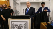 ראש הממשלה בנימין נתניהו בעדותו בבית המשפט המחוזי בתל אביב (צילום: פלאש 90)