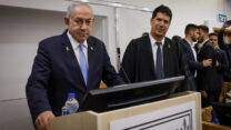 נתניהו בבית המשפט המחוזי בתל אביב (צילום: מרים אלסטר/פלאש90)
