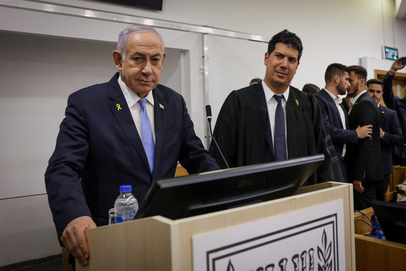 נתניהו בבית המשפט המחוזי בתל אביב (צילום: מרים אלסטר/פלאש90) נתניהו בבית המשפט המחוזי בתל אביב (צילום: מרים אלסטר/פלאש90)