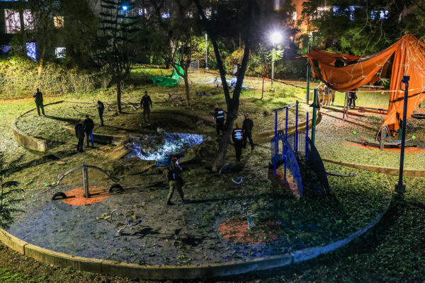 זירת הפגיעה של הטיל מתימן בגן משחקים ביפו (צילום: איתי רון/פלאש90)
