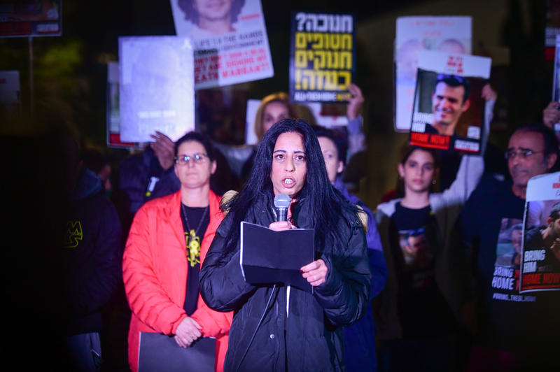 עינב צנגאוקר בהצהרת משפחות חטופים בשער בגין של הקריה בתל אביב (צילום: אבשלום ששוני/פלאש 90)