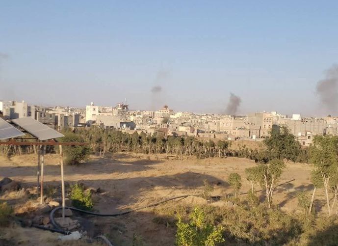 פטריות עשן בעקבות בתקיפות באזור נמל התעופה של צנעא (צילום: רשתות חברתיות) פטריות עשן בעקבות בתקיפות באזור נמל התעופה של צנעא (צילום: רשתות חברתיות)