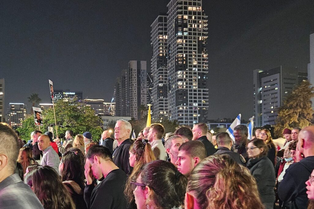 בני גנץ בעצרת בכיכר החטופים (צילום: דורון הבסי)
