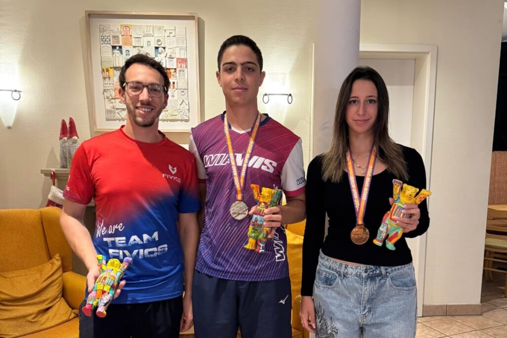 מיכאלה משה (מימין) עם מדליית הארד, רועי דרור עם מדליית הכסף ואיתי שני, לאחר אליפות קשתות בינלאומית בברלין (צילום: איגוד הקשתות הישראלי) מיכאלה משה (מימין) עם מדליית הארד, רועי דרור עם מדליית הכסף ואיתי שני, לאחר אליפות קשתות בינלאומית בברלין (צילום: איגוד הקשתות הישראלי)