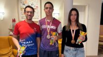 מיכאלה משה (מימין) עם מדליית הארד, רועי דרור עם מדליית הכסף ואיתי שני, לאחר אליפות קשתות בינלאומית בברלין (צילום: איגוד הקשתות הישראלי)