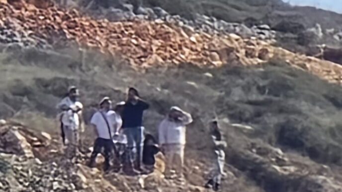 מתנחלים מתקרבים לבתי הכפר בורין (צילום: בשאר עיד)