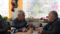 ראש מועצת ג'יש שריף ניג'ם (מימין), עם תושב בבית הקפה המקומי (צילום: יניב שרון)