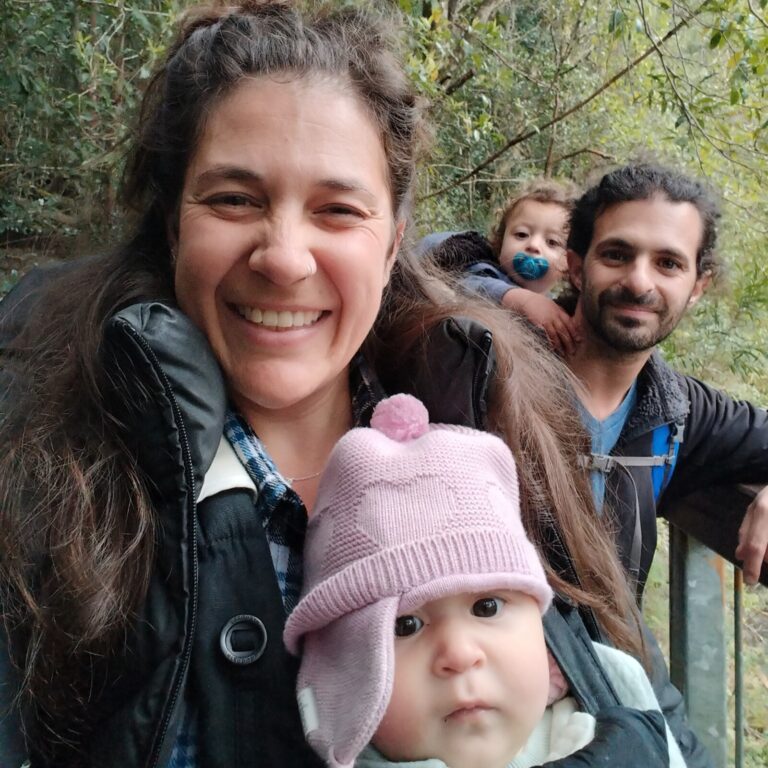 עם המשפחה. "פתאום אנחנו חוזרים לתפקידים מסורתיים כאלה: אבא במילואים ואמא בבית עם הילדים, למרות שהמשפחות כבר לא נראות ככה" (צילום: אלבום פרטי)