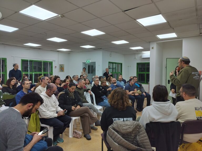 הרב דובי הולץ (מימין) בהדלקת נרות חנוכה עם בני משפחות חטופים וחברי הקיבוץ העירוני והגרעין התורני בנוף הגליל (צילום: עדי שני)