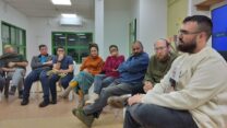 גל גורן (מימין), בנם של מיה ואבנר גורן ז"ל, והרב דובי הולץ (שני מימין), במעגל שיח בנוף הגליל (צילום: עדי שני)