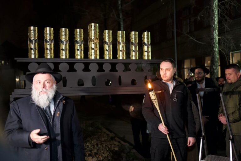 הדלקת נר ראשון של חנוכייה מחלקי הכטב"ם שפגע בבית הספר 'אור אבנר – פרלינה' בקייב (צילום: JCC – הקהילה היהודית בקייב)