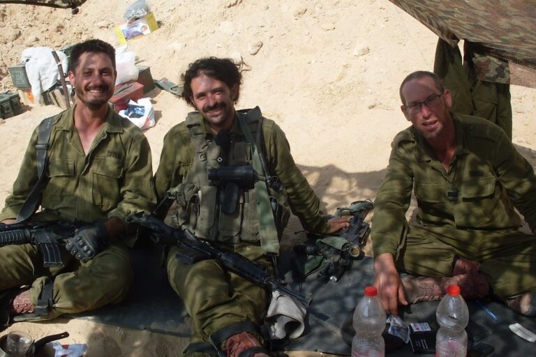 עידו עמית (באמצע) עם מנהל בית הספר דור (מימין), שמשרת יחד איתו. "צריך לאסור בחוק על המעסיק לדרוש מהעובד להגיע בימי ההסתגלות" (צילום: אלבום פרטי)