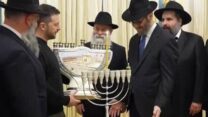 נשיא אוקראינה, ולדימיר זלנסקי, מדליק נר ראשון של חנוכה (צילום: FJCU לשכת הנשיאות האוקראינית)