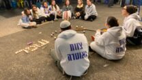 מעגלי שיח עם משפחות חטופים בכיכר החטופים (צילום: יהל פרג')