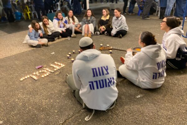 מעגלי שיח עם משפחות חטופים בכיכר החטופים (צילום: יהל פרג')
