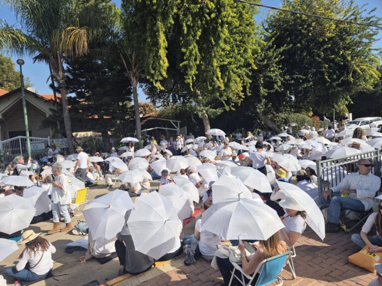 אירוע קבלת שבת בקריאה להשבתו של החטוף עומר ומקרט שנמצא בשבי ארגון הטרור חמאס (צילום: מטה המשפחות להחזרת החטופים)